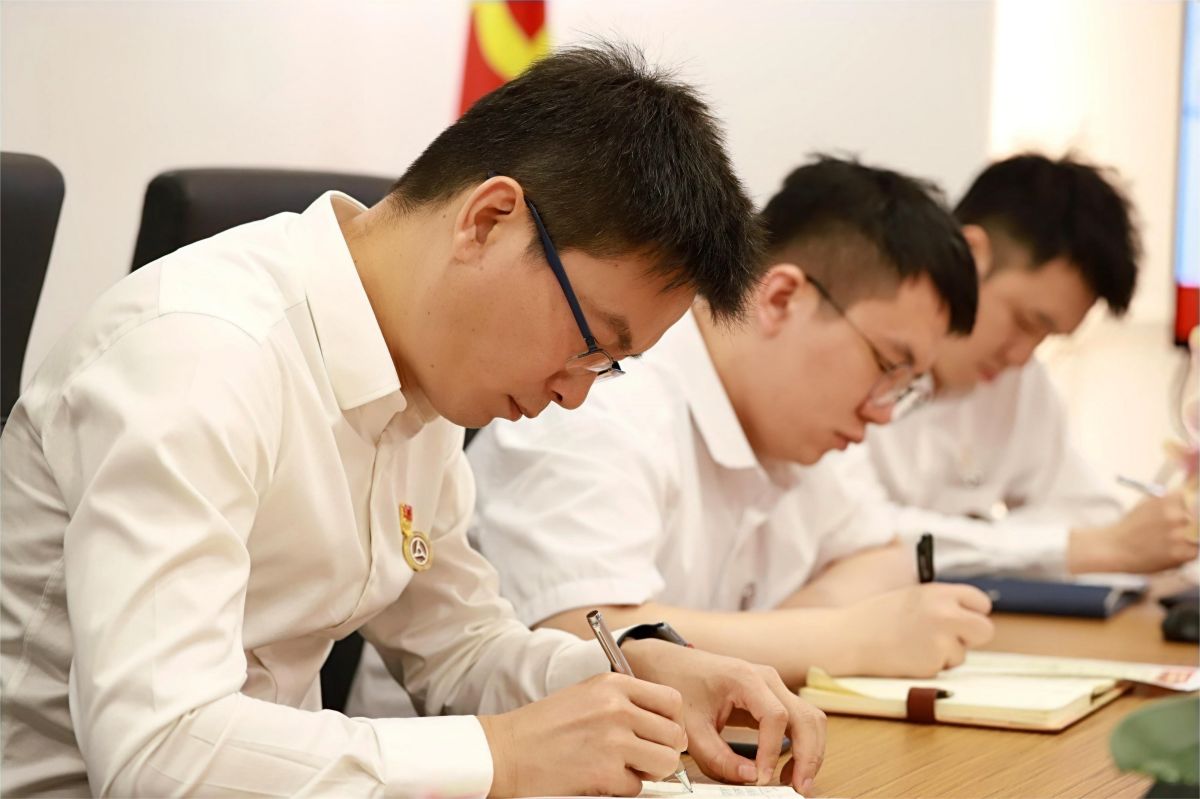 向黨學智慧